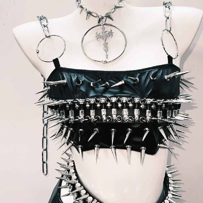 Conjunto de minifalda con cadena de metal y apliques de remaches de anillo en O de cuero PU 