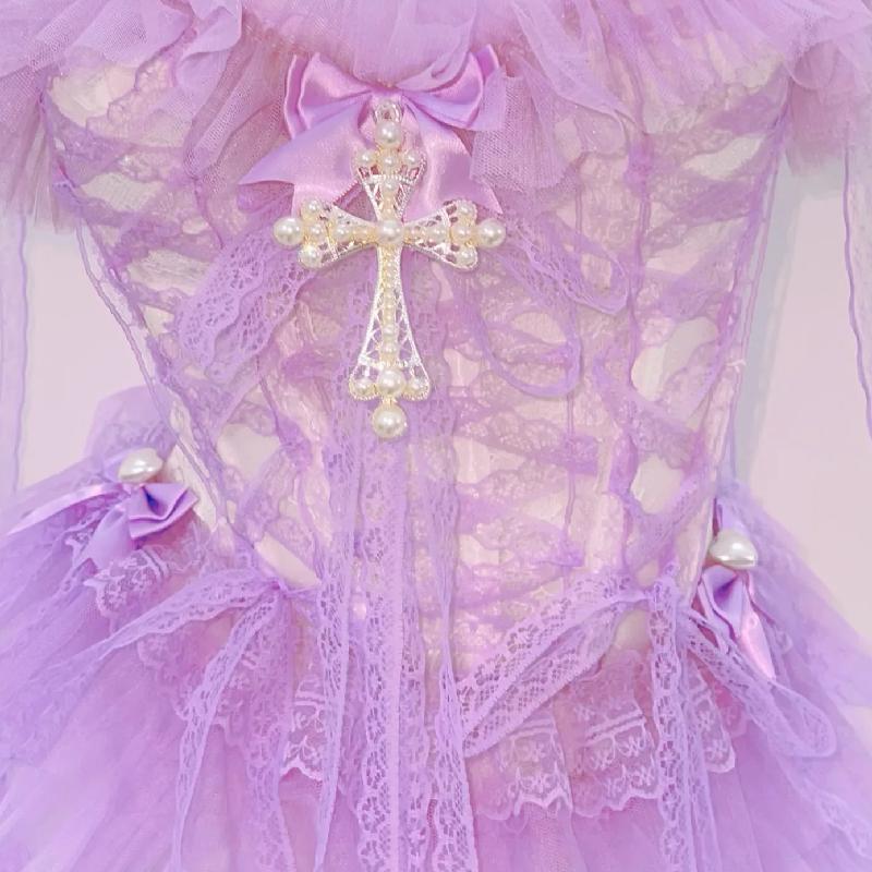 Mini-robe froncée avec ourlet en dentelle, volants et nœud papillon 