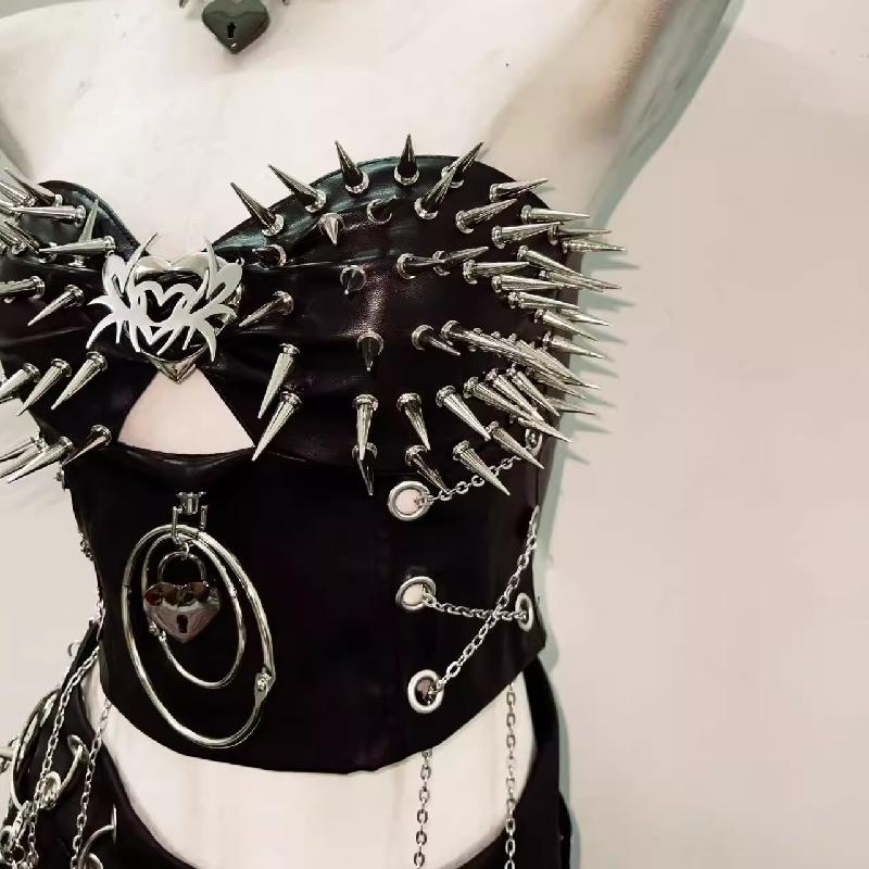 Haut à col en cœur avec rivets ajourés et appliqués 