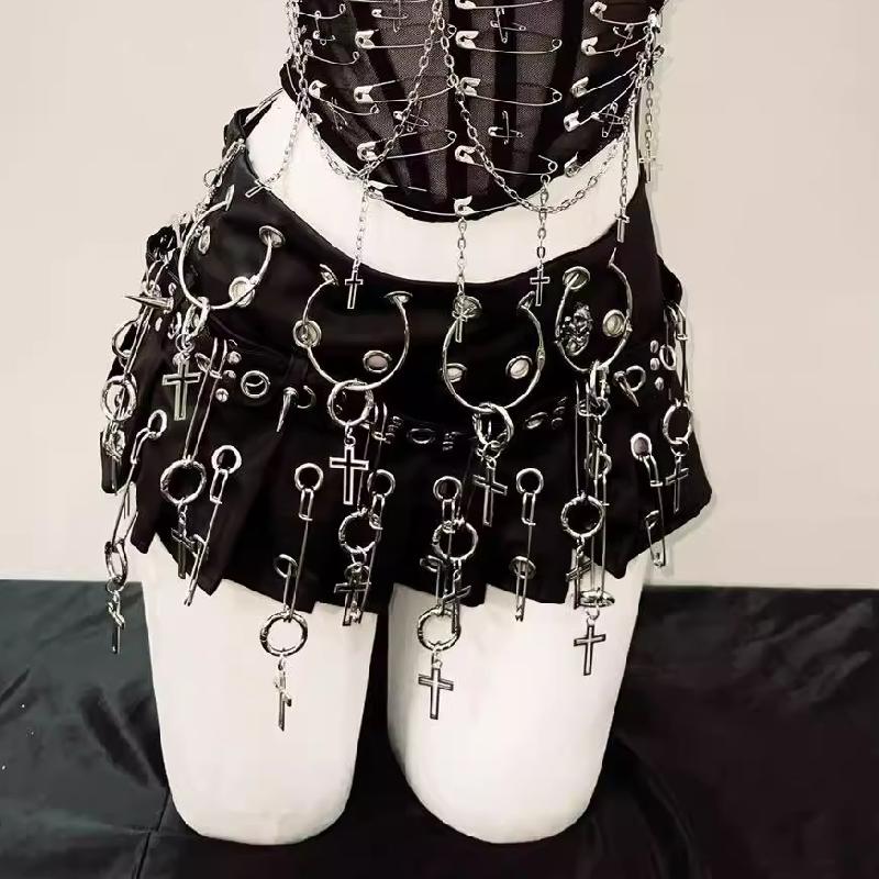 Minifalda plisada con abertura en forma de A y apliques cruzados 