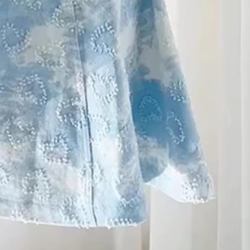 Mini-robe caraco contrastée en denim à col en V et perles 