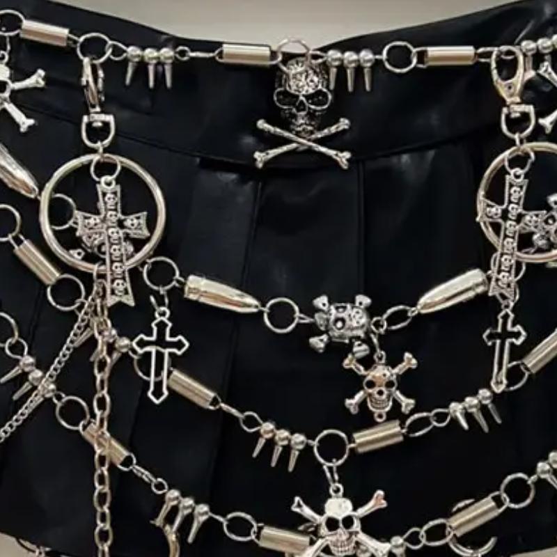 Minifalda plisada con apliques de calavera y anilla de cadena metálica 