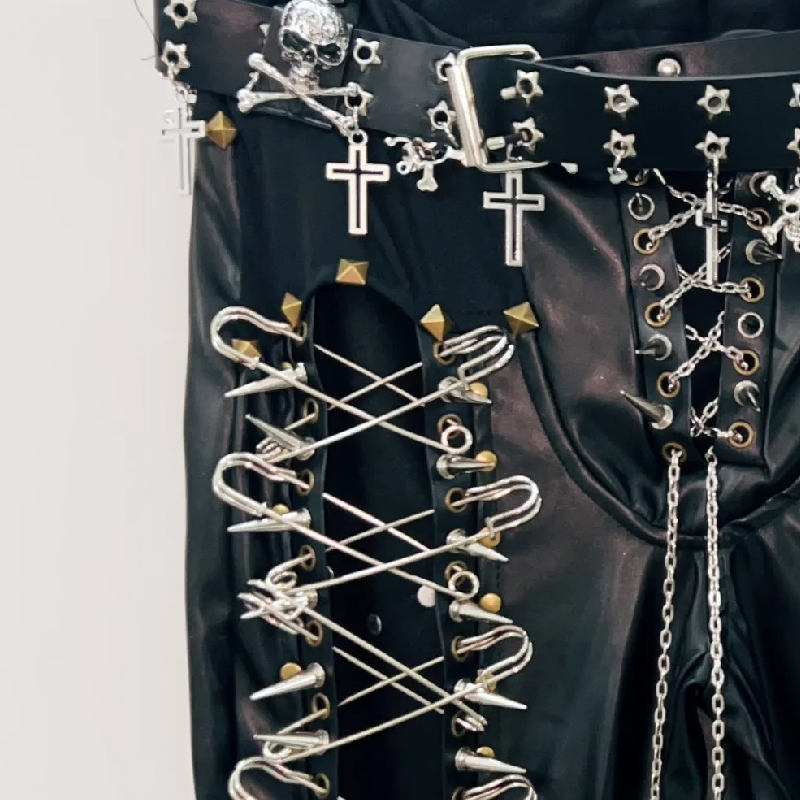 Pantalon à lacets avec chaîne en métal et applique tête de mort creuse 