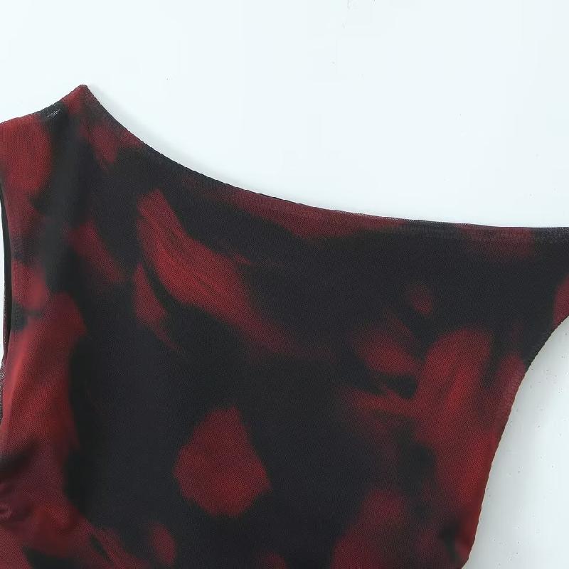 Top fruncido de un solo hombro en contraste con estampado irregular 