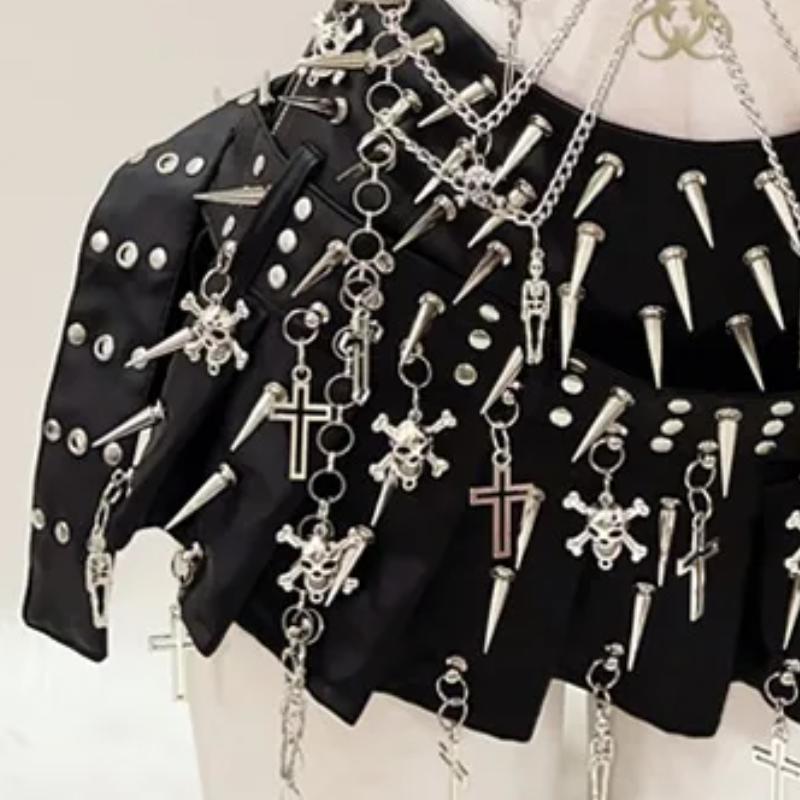 Ensemble mini-jupe plissée en cuir PU avec appliques de rivets en forme de tête de mort 