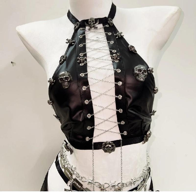 Conjunto de minifalda con apliques de calavera y cadena metálica con cordones 