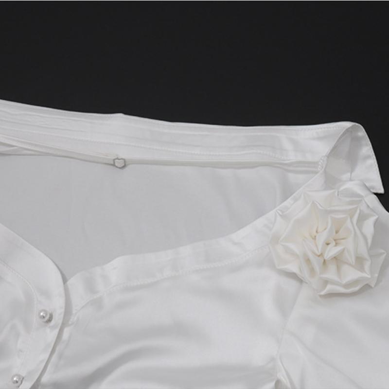 Blusa de manga larga con botones y apliques de flores en los hombros 