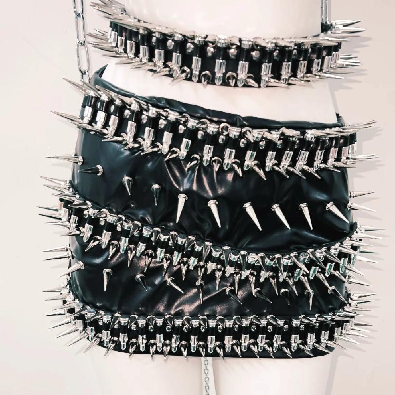 Conjunto de minifalda con cadena de metal y apliques de remaches de anillo en O de cuero PU 