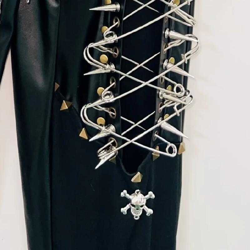 Pantalon à lacets avec chaîne en métal et applique tête de mort creuse 