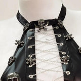 Conjunto de minifalda con apliques de calavera y cadena metálica con cordones 