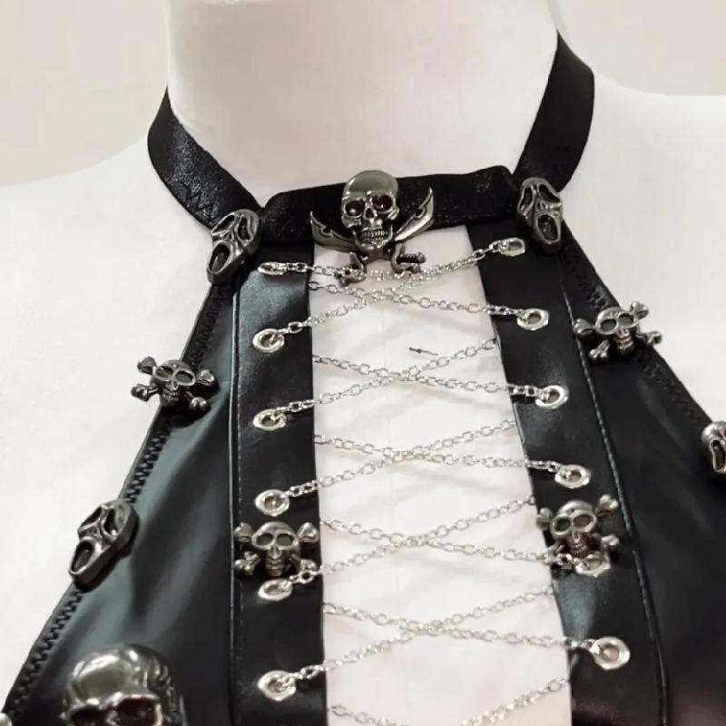 Conjunto de minifalda con apliques de calavera y cadena metálica con cordones 