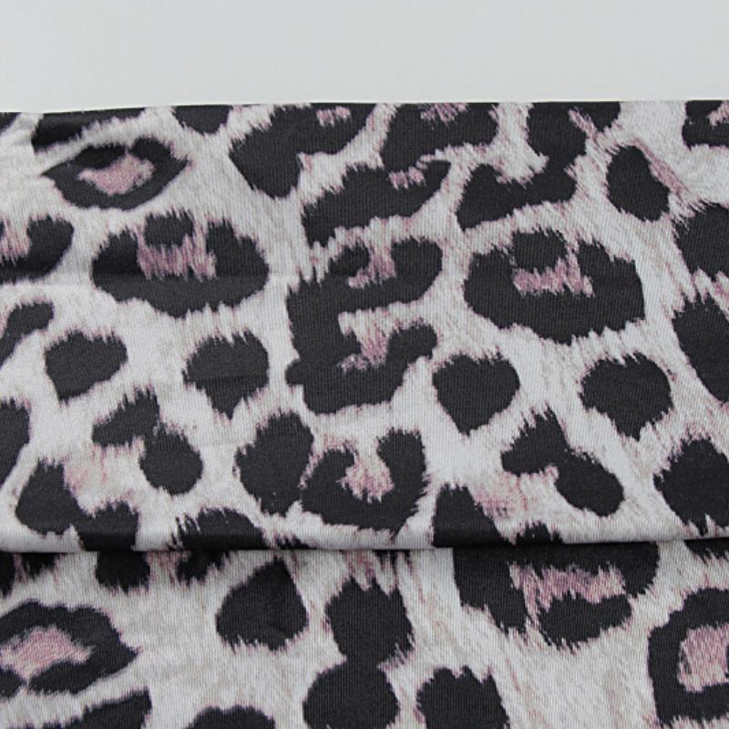 Vestido mini fruncido con hombros descubiertos y estampado de leopardo de manga larga 