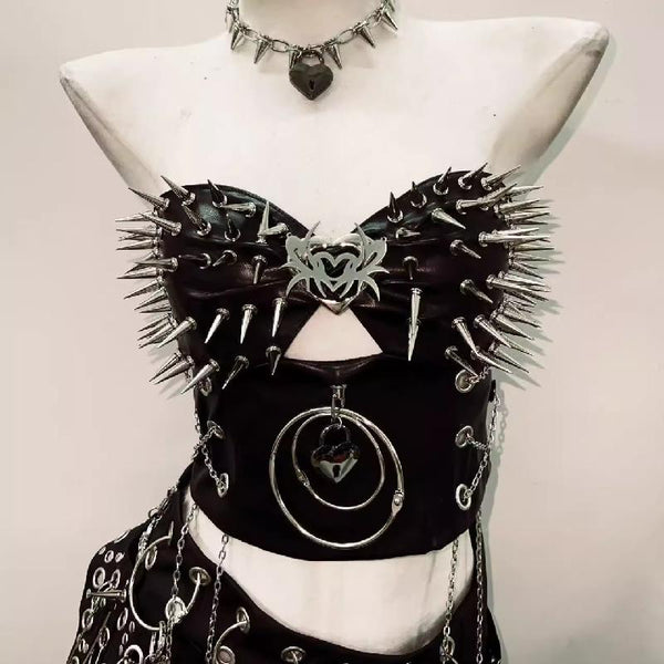 Haut à col en cœur avec rivets ajourés et appliqués 