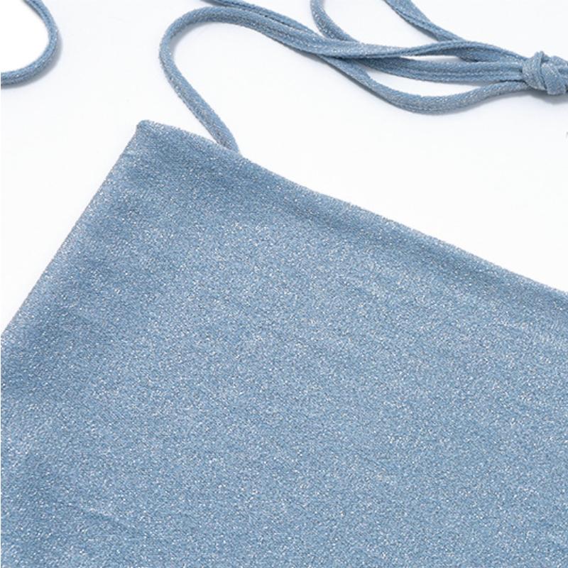 Top sin espalda, cuello vuelto, botones y lazo tipo halter 