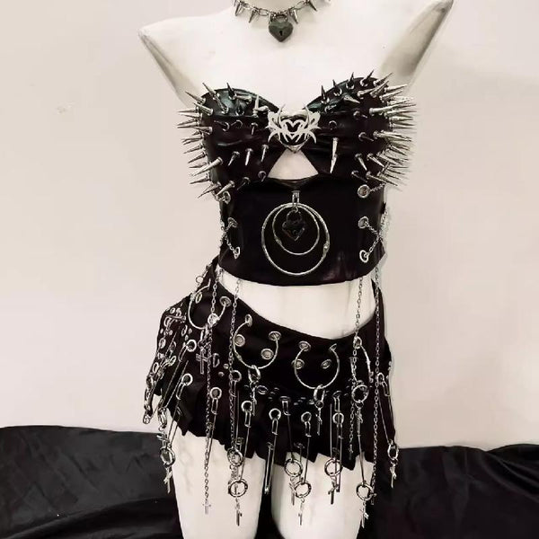 Haut à col en cœur avec rivets ajourés et appliqués 