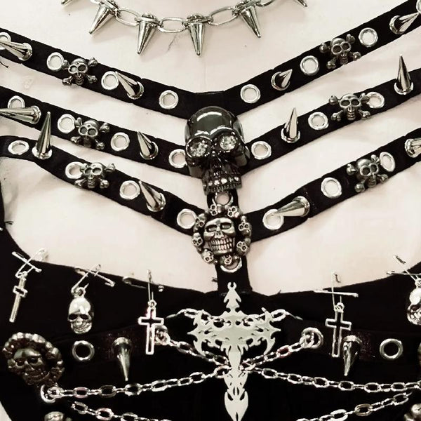 Top con cuello en V y aplique de calavera con cadena de metal ahuecada 