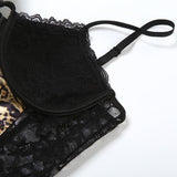 Vestido mini de tirantes finos con cuello en V, estampado de leopardo y dobladillo de encaje 