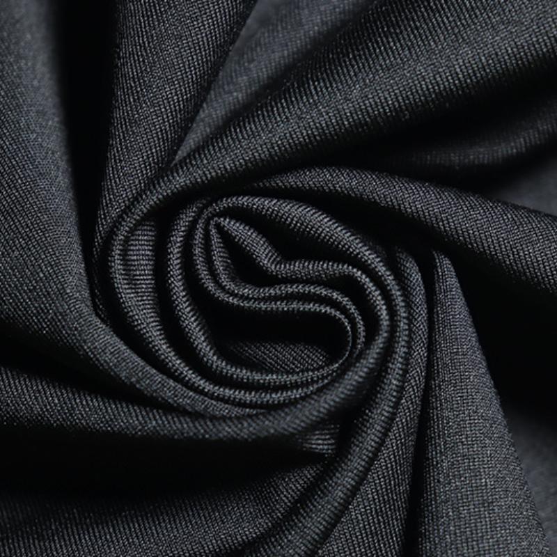 Mini-robe dos nu boutonnée à col retourné et à licou 
