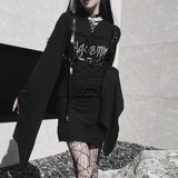 Vestido mini con cuello en V, estampado de letras y mangas largas acampanadas con cordones 