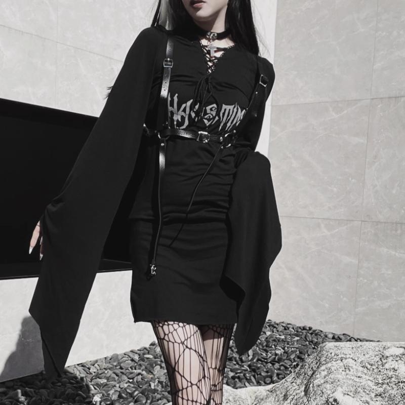Vestido mini con cuello en V, estampado de letras y mangas largas acampanadas con cordones 