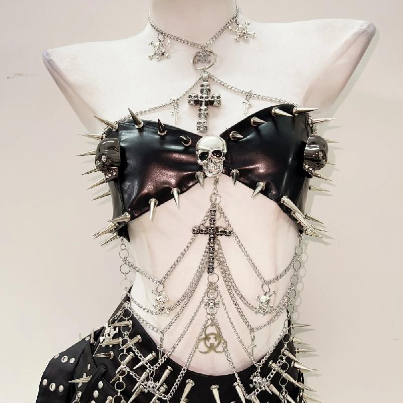 Ensemble mini-jupe plissée en cuir PU avec appliques de rivets en forme de tête de mort 