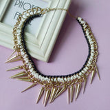 Collier ras du cou décoratif en métal doré