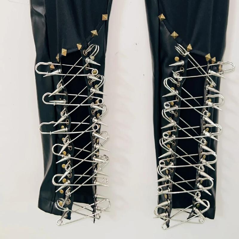Pantalon à lacets avec chaîne en métal et applique tête de mort creuse 