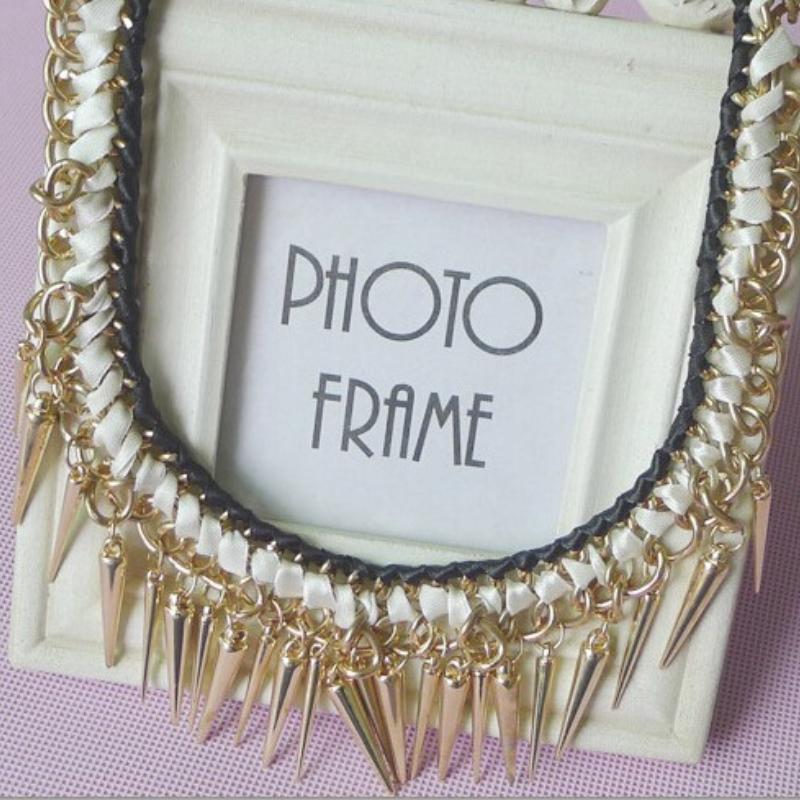 Collier ras du cou décoratif en métal doré
