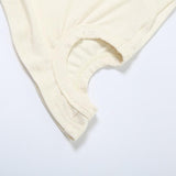 Top liso sin mangas con cuello redondo, irregular y calado 