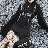 Vestido mini con cuello en V, estampado de letras y mangas largas acampanadas con cordones 