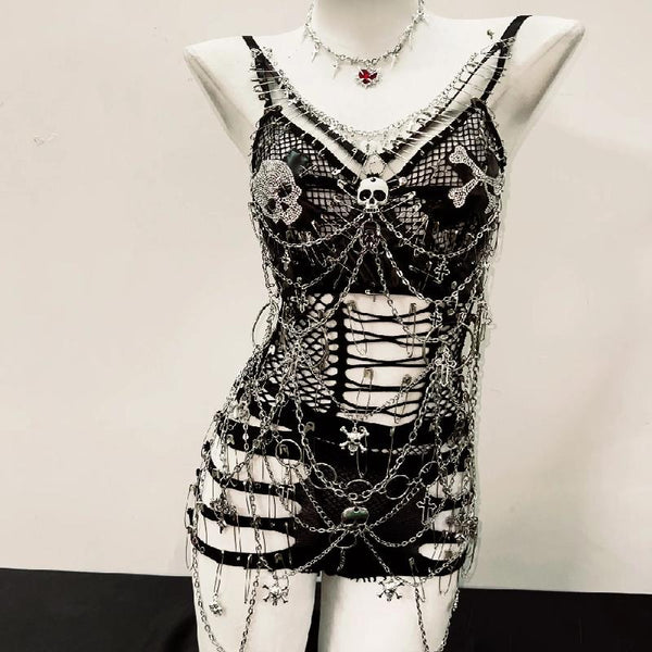 Haut à col en V ajouré avec chaîne en métal et anneau en O, appliqué tête de mort 