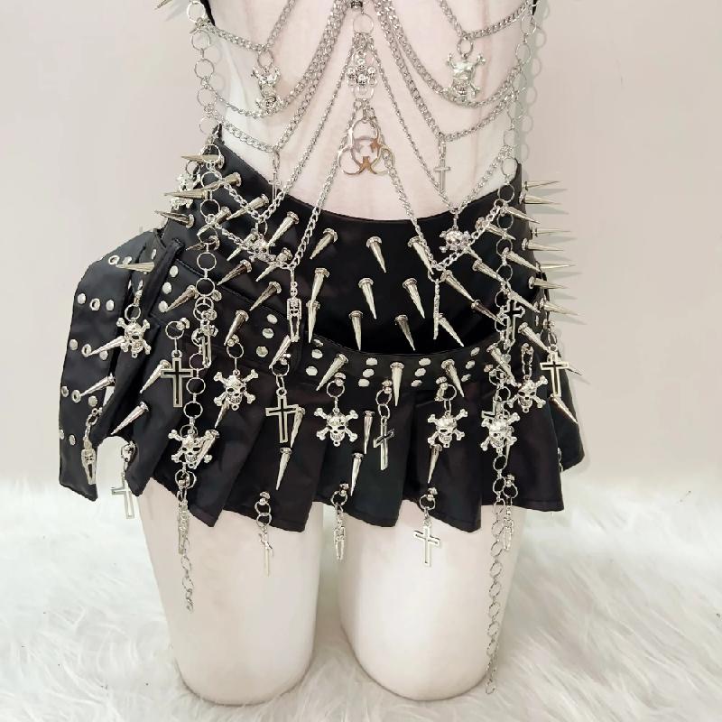 Ensemble mini-jupe plissée en cuir PU avec appliques de rivets en forme de tête de mort 