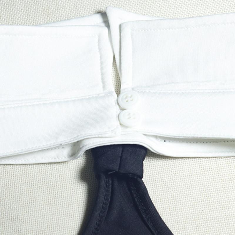 Mini-robe dos nu boutonnée à col retourné et à licou 