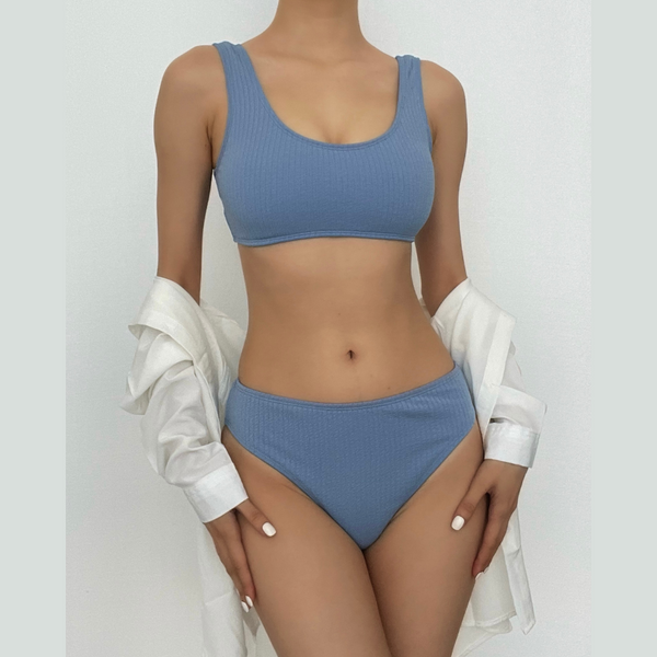 Traje de baño bikini sin mangas con cuello cuadrado liso 