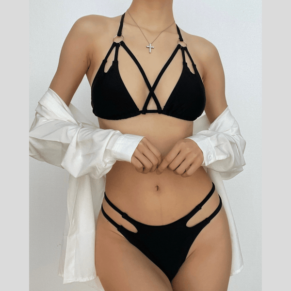 Traje de baño tipo bikini con cuello halter y anilla en forma de O con frente cruzado 