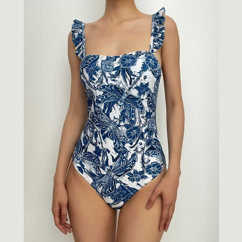 Traje de baño de una pieza con volantes y estampado abstracto en contraste con falda de playa 