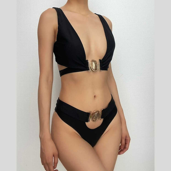 Traje de baño bikini sin mangas con cuello en V y lazo sólido con apliques de metal 