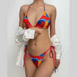 Traje de baño bikini sin espalda y con cuello halter y lazo anudado con estampado en contraste 