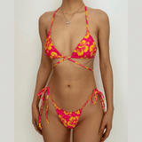 Traje de baño tipo bikini con cuello halter, lazo en contraste y cordón ajustable con estampado floral 