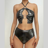 Traje de baño bikini con cuello halter, ahuecado, con aro metálico y lazo. 