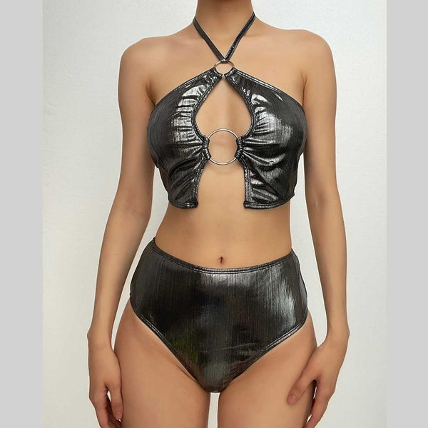 Traje de baño bikini con cuello halter, ahuecado, con aro metálico y lazo. 