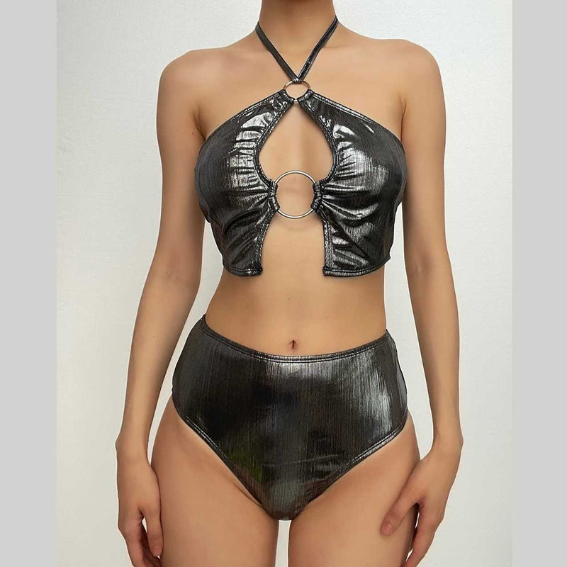 Traje de baño bikini con cuello halter, ahuecado, con aro metálico y lazo. 