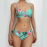 Traje de baño tipo bikini con tirantes finos, acolchado y cruzado en la parte delantera con estampado de flores 
