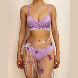 Traje de baño de tres piezas con tirantes finos, malla con apliques de mariposa, lazo en contraste y parte delantera cruzada 