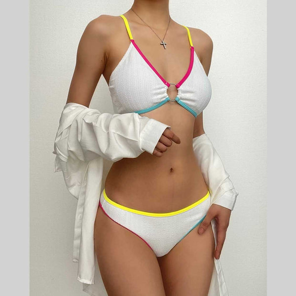 Traje de baño tipo bikini de tirantes finos con escote en V, espalda descubierta y aro en O, acolchado en contraste 