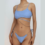 Traje de baño bikini sin espalda con lazo irregular y cadena de metal texturizado 