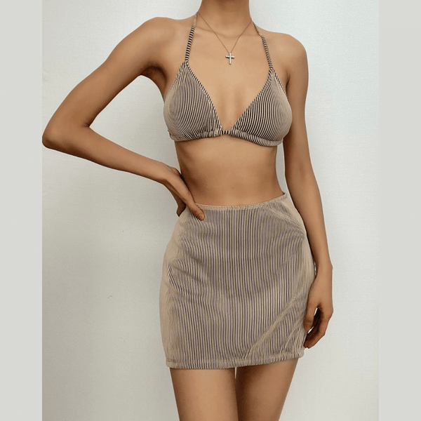 Traje de baño de tres piezas con minifalda halter con textura y lazo 