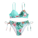 Traje de baño tipo bikini con tirantes finos, acolchado y cruzado en la parte delantera con estampado de flores 