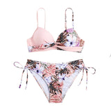 Traje de baño tipo bikini con tirantes finos, acolchado y cruzado en la parte delantera con estampado de flores 