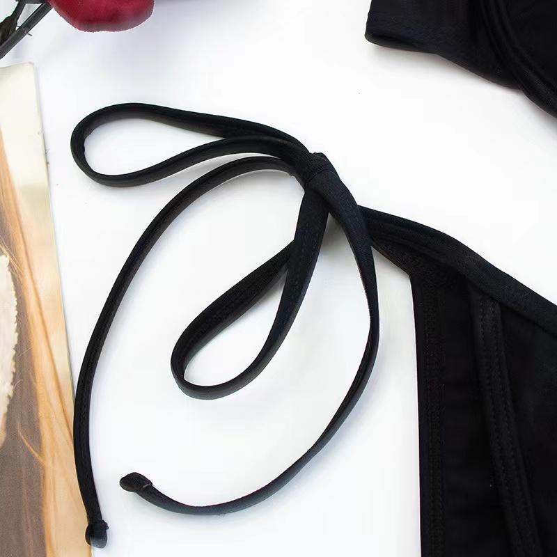 Maillot de bain bikini à une épaule en patchwork de maille avec boutons et nœuds 